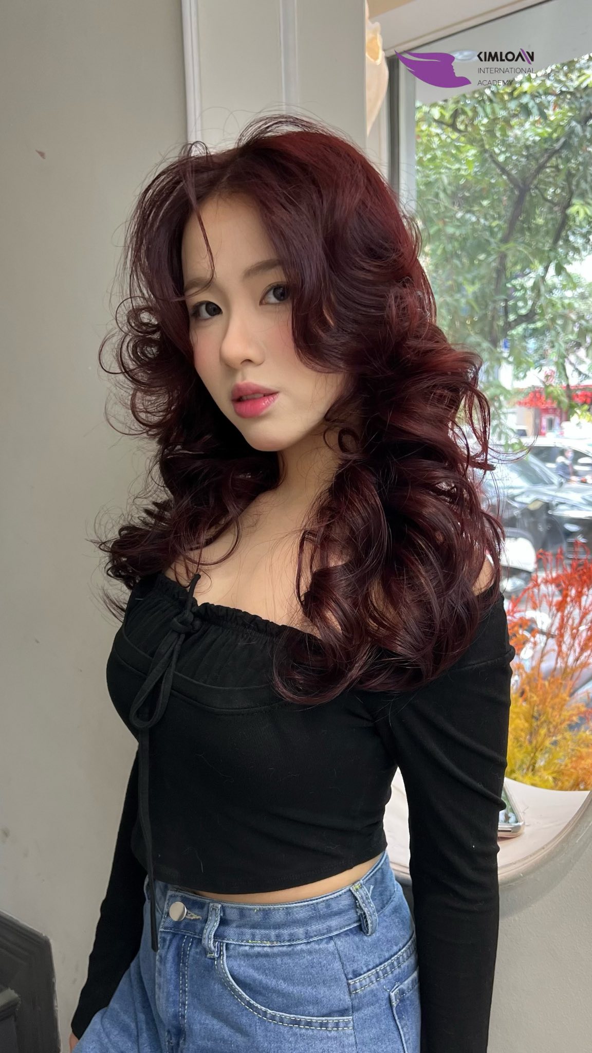 Xoăn Bung Lơi Nâu Đỏ: Hot Trend Mùa Lễ Hội – Giao Diện Nàng Thơ Quyến Rũ 1 Xoăn Bung Lơi Nâu Đỏ: Hot Trend Mùa Lễ Hội – Giao Diện Nàng Thơ Quyến Rũ 1