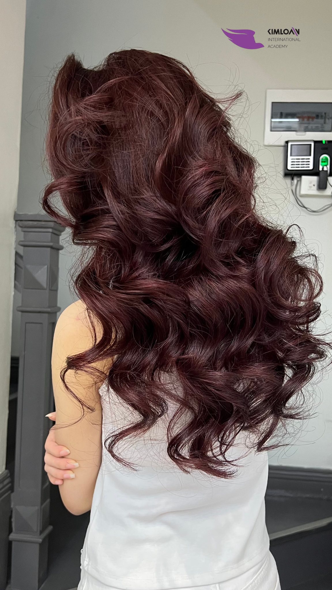 Xoăn Bung Lơi (Loose Curls): Tuyệt Phẩm "Sóng Gió" Cho Quý Cô Sang Chảnh 2