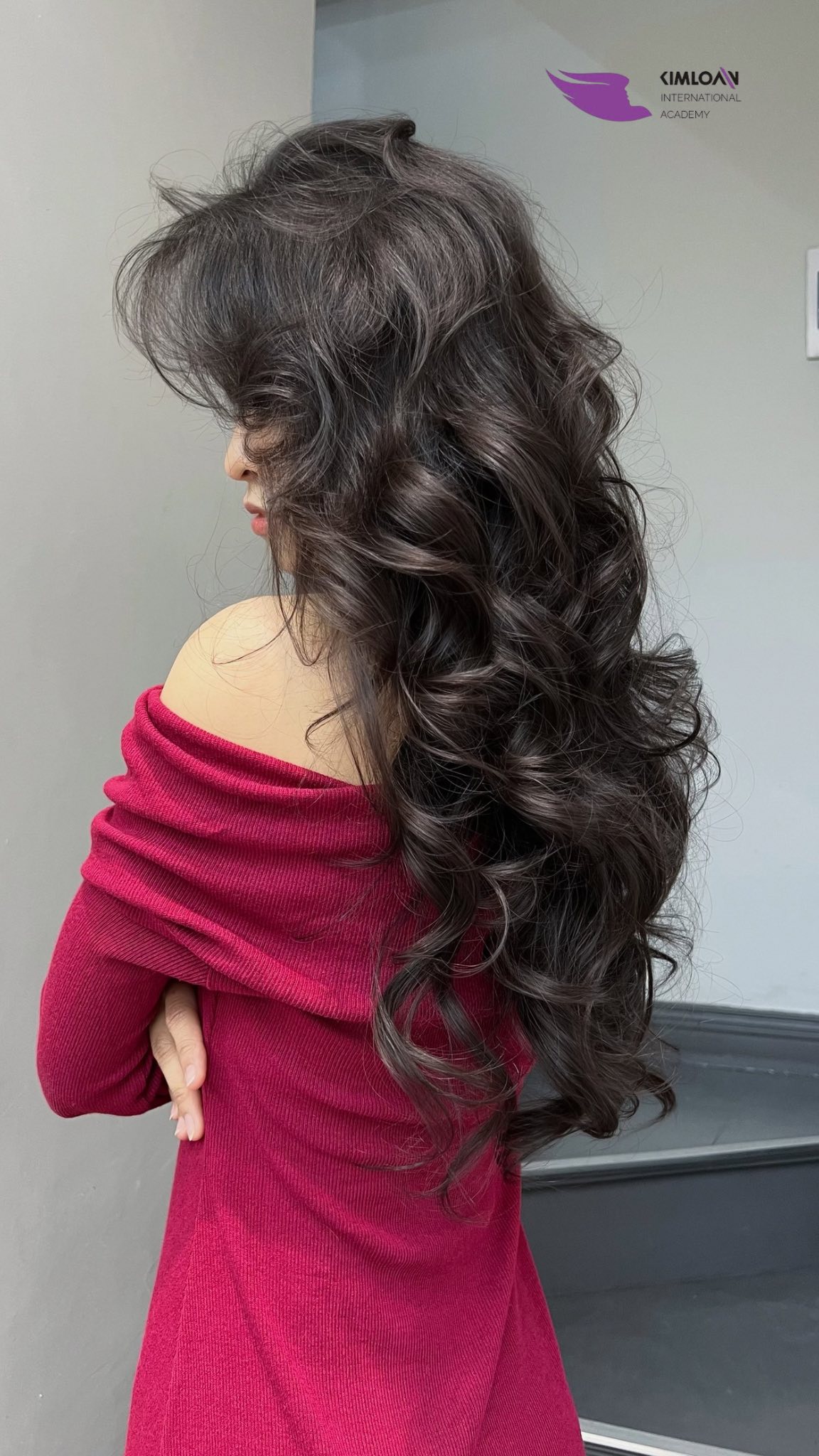 Tuyệt Chiêu Uốn Xoăn Bung Lơi: Thiết Kế Tóc Riêng Biệt Giúp Nàng Tỏa Sáng Tại Kim Loan Hair Salon 1