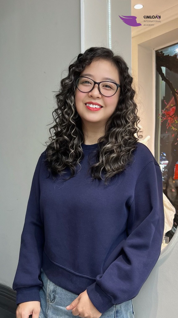 Kiểu tóc Jelly Perm trên nền tóc bạc tự nhiên sang trọng và thời trang tại Kim Loan Hair Salon