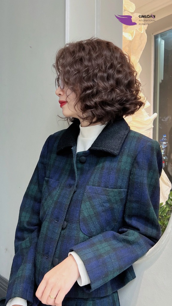 Jelly Perm Tóc Ngắn – Xu Hướng Tóc Bồng Bềnh, Cá Tính Và Trẻ Trung Thiết Kế Riêng Bởi Kim Loan 1 Kiểu tóc Jelly Perm cho tóc ngắn bồng bềnh cá tính tại Kim Loan Hair Salon