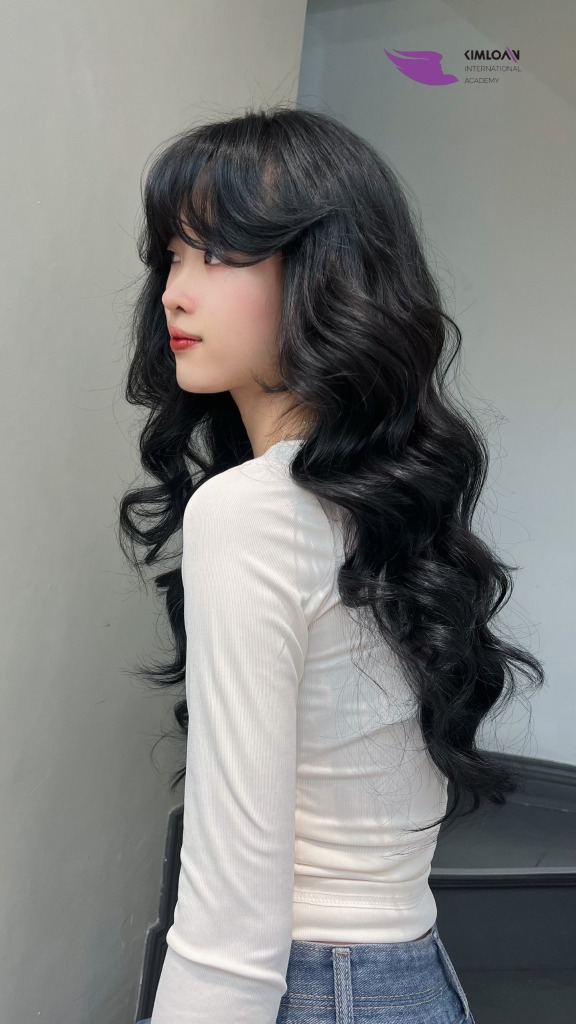 Mẫu tóc xoăn thiết kế nhẹ nhàng tinh tế