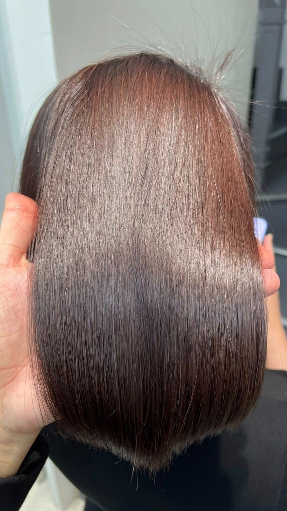 Cận cảnh màu tóc nâu công sở thanh lịch