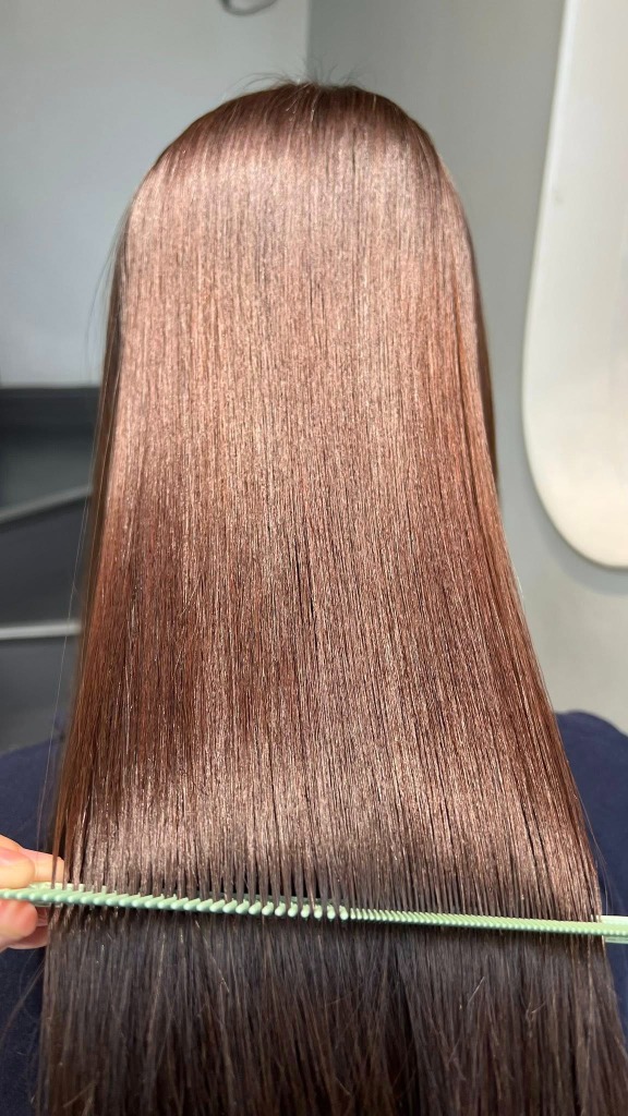 Tóc nhuộm nâu Mocha rõ sợi và bóng khỏe