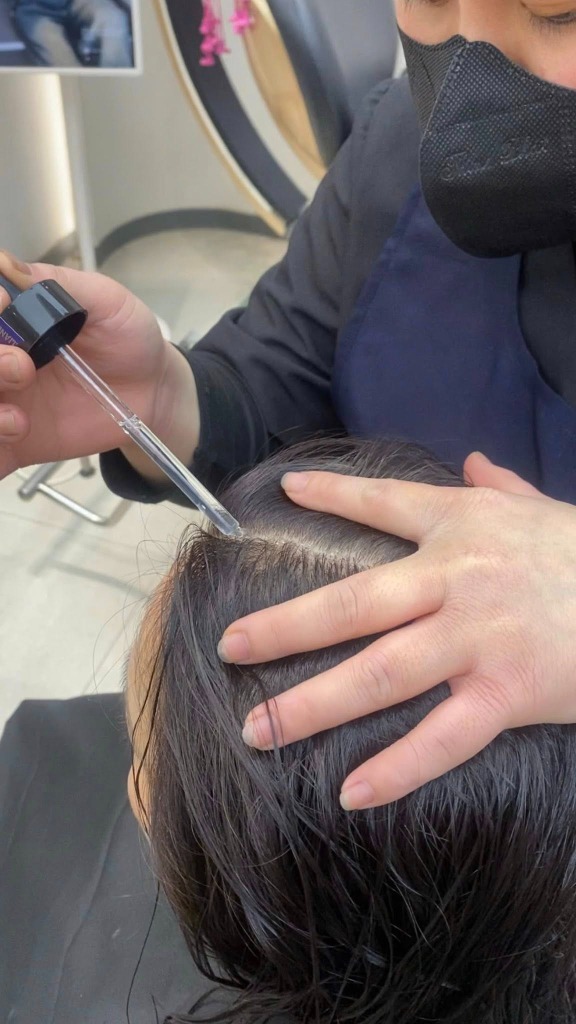 Chăm Sóc Da Đầu Đúng Chuẩn – Bí Quyết Giữ Chân Tóc Khỏe Và Giảm Rụng Hiệu Quả Từ Kim Loan Hair Salon 2 Thực hiện liệu trình detox da đầu chuyên sâu