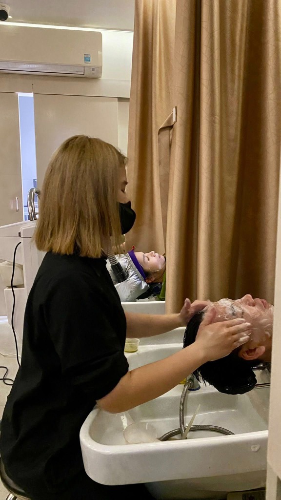 Kỹ thuật viên thực hiện massage bấm huyệt dưỡng sinh