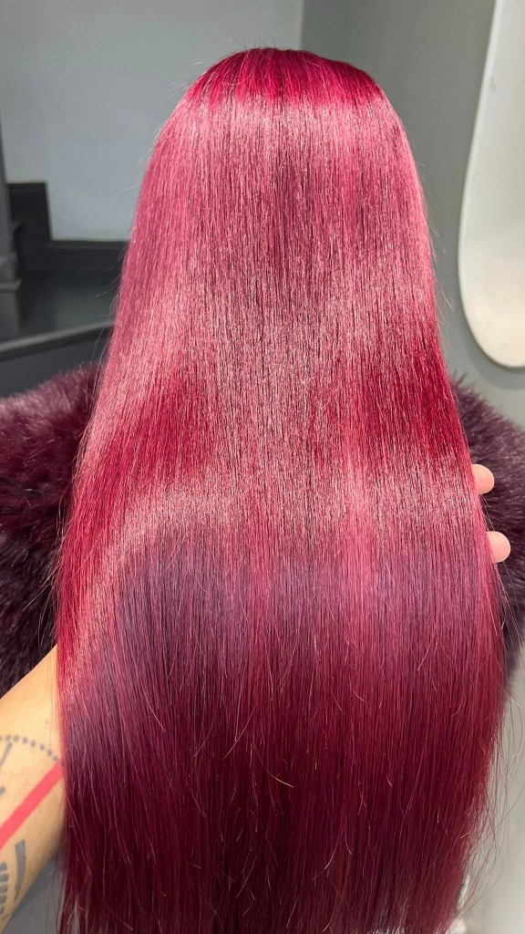 Màu tóc tím đỏ Elumen rực rỡ tại Kim Loan Hair Salon