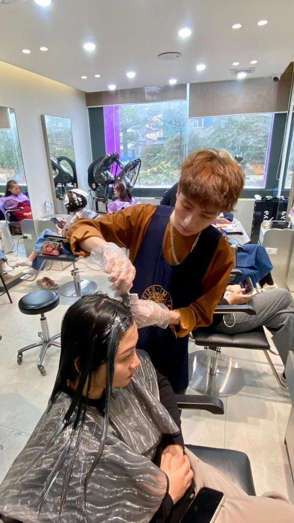 Stylist Kim Loan Hair Salon đang làm việc tỉ mỉ