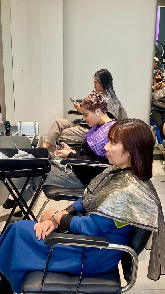 Khách hàng trải nghiệm dịch vụ tại salon