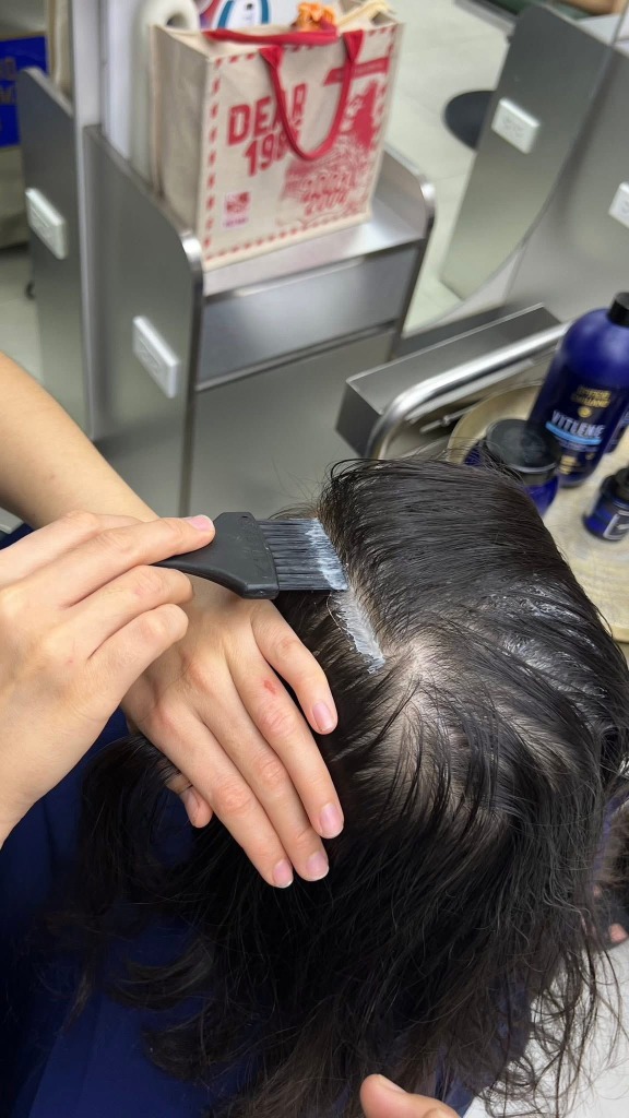 Thực hiện liệu trình chăm sóc da đầu chuyên biệt
