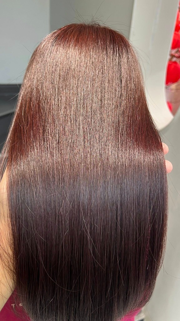 Độ bóng mượt của mái tóc nhuộm Nâu công sở