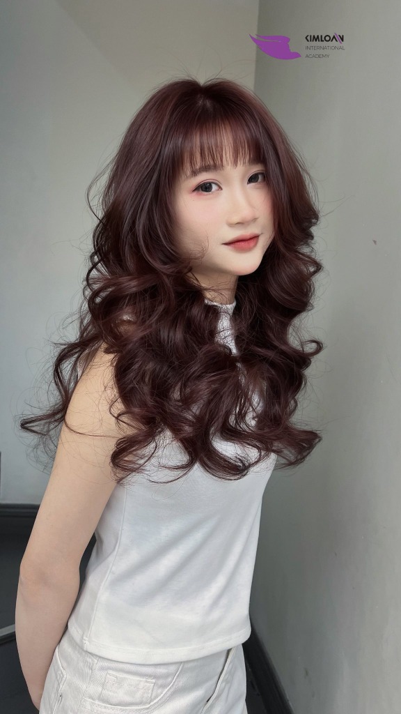 Xoăn Bung Lơi – Nét Đẹp Tự Nhiên, Không Cầu Kỳ Mà Rất Cuốn Hút 1 Mái tóc uốn xoăn bung lơi bồng bềnh, tự nhiên