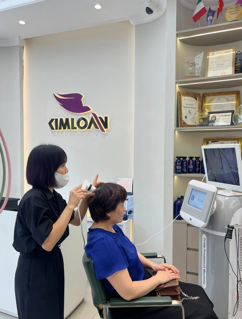 Thoa dưỡng chất làm sạch bít tắc da đầu