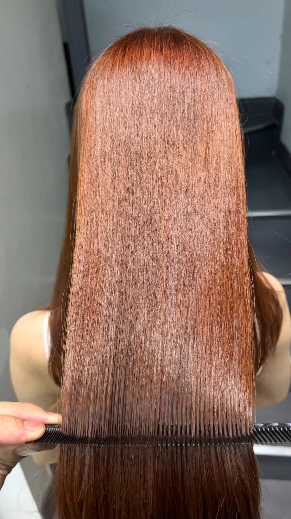 Mái tóc nhuộm nâu đồng bóng mượt, tự nhiên