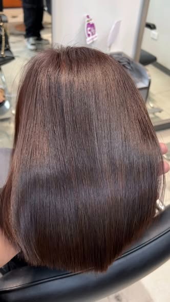 Màu nâu công sở giúp mái tóc bóng mượt và thanh lịch