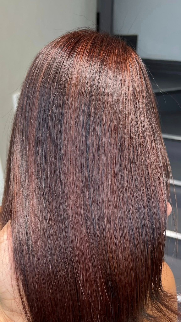 Dưới mọi góc nhìn tóc nâu công sở đều toát lên vẻ tinh tế