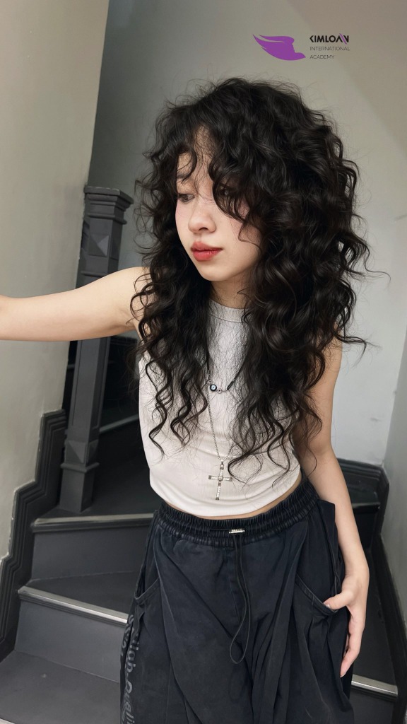 Kiểu tóc xoăn lơi giúp mái tóc trông dày dặn và có sức sống hơn