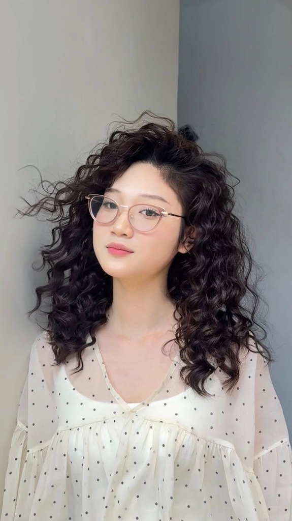 Mái tóc uốn xoăn mềm mại không cần chăm sóc cầu kỳ