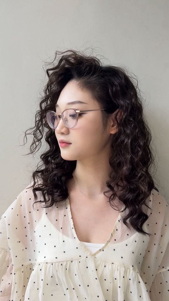 Đổi vibe ngoạn mục cùng mái tóc xoăn lơi Jelly Perm