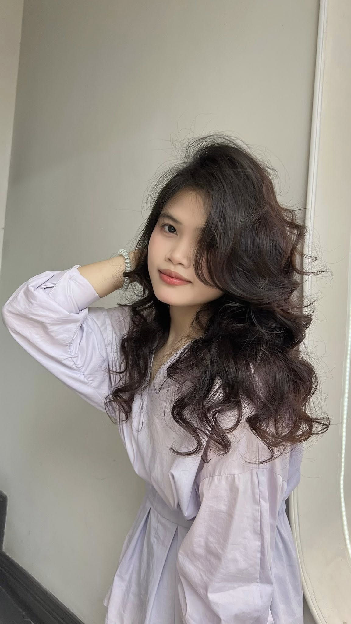 Tóc Uốn Sóng Bung Lơi: Bí Quyết Chuẩn Đẹp Tự Nhiên, Thanh Lịch Mỗi Ngày 2