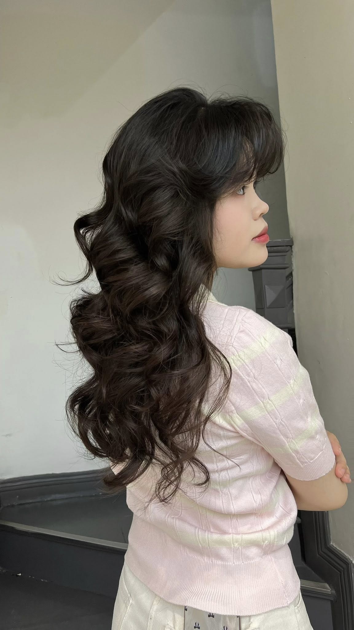 Tóc Uốn Sóng Bung Lơi: Bí Quyết Cho Vẻ Đẹp Tinh Tế, Phóng Khoáng Và Đầy Sức Sống 1