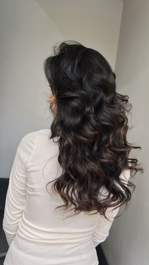 Vẻ đẹp bồng bềnh của kiểu tóc sóng bung lơi