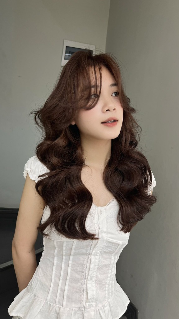 Vẻ ngoài tự tin và chuyên nghiệp với mái tóc sóng bung lơi
