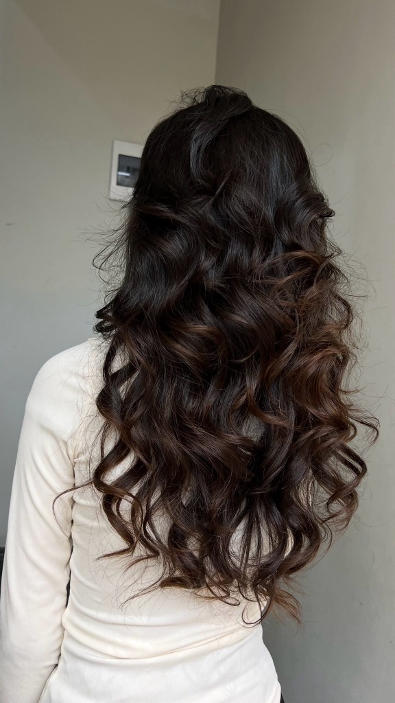 Vẻ đẹp bồng bềnh và quyến rũ của kiểu uốn sóng bung lơi