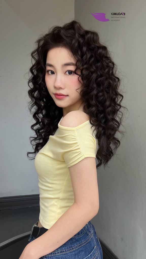 Tóc Dày Sợi Thô Uốn Gì Đẹp? Jelly Perm Thiết Kế – Bí Quyết Sở Hữu Mái Tóc Xoăn Bồng Bềnh, Mềm Mượt Từ Kim Loan Hair Salon 1 Kiểu tóc uốn Jelly Perm cực xinh cho cô gái tóc dày sợi thô tại Kim Loan Hair Salon