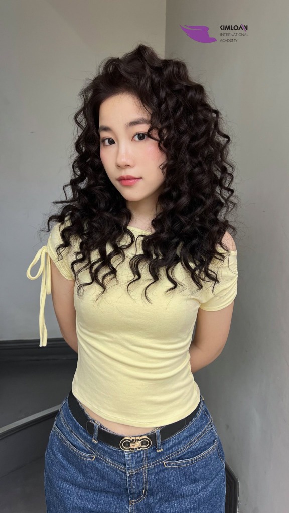 Tóc Dày Sợi Thô Uốn Gì Đẹp? Jelly Perm Thiết Kế – Bí Quyết Sở Hữu Mái Tóc Xoăn Bồng Bềnh, Mềm Mượt Từ Kim Loan Hair Salon 2 Cận cảnh mái tóc uốn Jelly Perm bồng bềnh cho chất tóc dày và thô tại Kim Loan Hair Salon