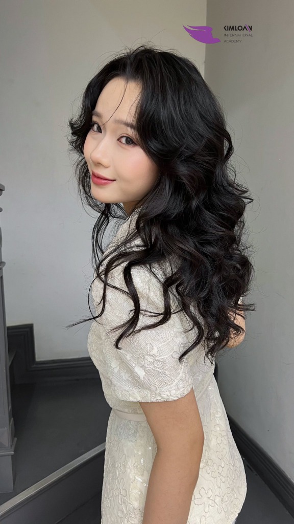 Kiểu tóc uốn xoăn thiết kế chuyển động mềm mại tại Kim Loan Hair Salon