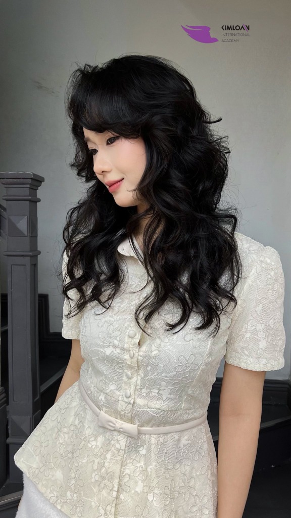 Sóng tóc uốn xoăn chuyển động bóng khỏe tại Kim Loan Hair Salon