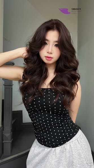 Kiểu tóc xoăn bung lơi đi biển bồng bềnh size 22-25 thiết kế bởi Kim Loan Hair Salon