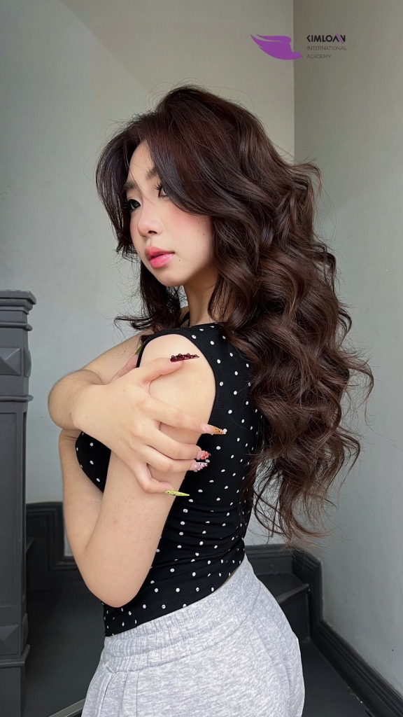 Kiểu tóc xoăn bung lơi bồng bềnh tự nhiên cho cô nàng Gen Z tỏa sáng khi đi biển