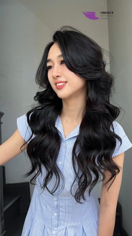 Diện mạo rạng rỡ của du học sinh Thụy Sĩ với mái tóc uốn xoăn bung thiết kế bồng bềnh