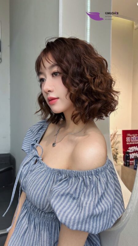 Xoăn Jelly Perm “Đo Ni” Cho Cô Nàng Tóc Ngắn: Bồng Bềnh, Cá Tính Và Ngọt Ngào 1 Kiểu tóc xoăn Jelly Perm đo ni đóng giày cho cô nàng tóc ngắn tại Kim Loan Hair Salon