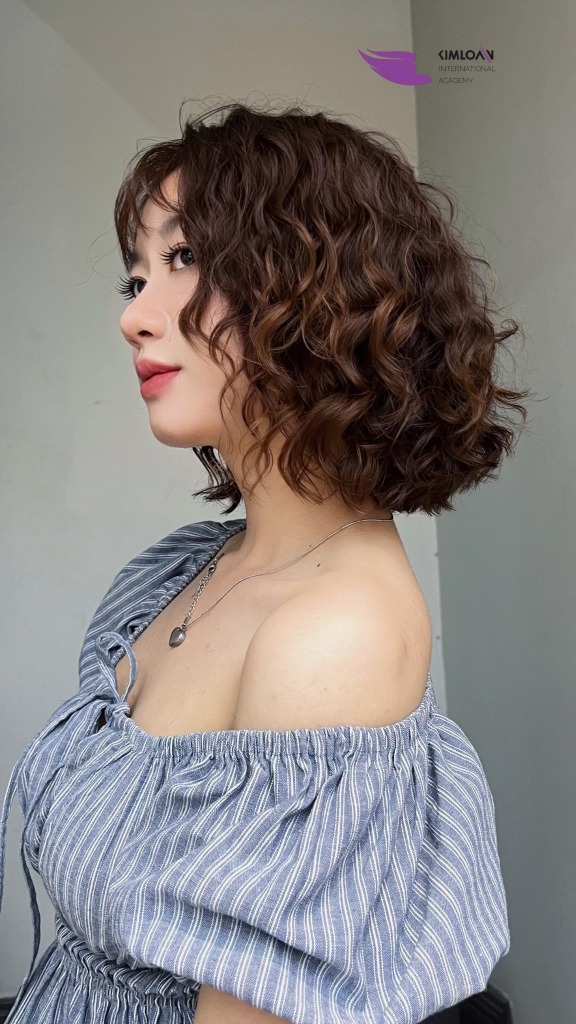 Xoăn Jelly Perm “Đo Ni” Cho Cô Nàng Tóc Ngắn: Bồng Bềnh, Cá Tính Và Ngọt Ngào 1 Góc nghiêng cuốn hút của mái tóc ngắn uốn Jelly Perm bồng bềnh cá tính