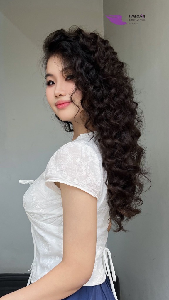 Góc nghiêng cuốn hút của mái tóc dài uốn xoăn Jelly Perm bồng bềnh cá tính