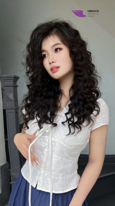 Diện mạo kiều diễm rạng rỡ của cô nàng với mái tóc dài uốn xoăn Jelly Perm