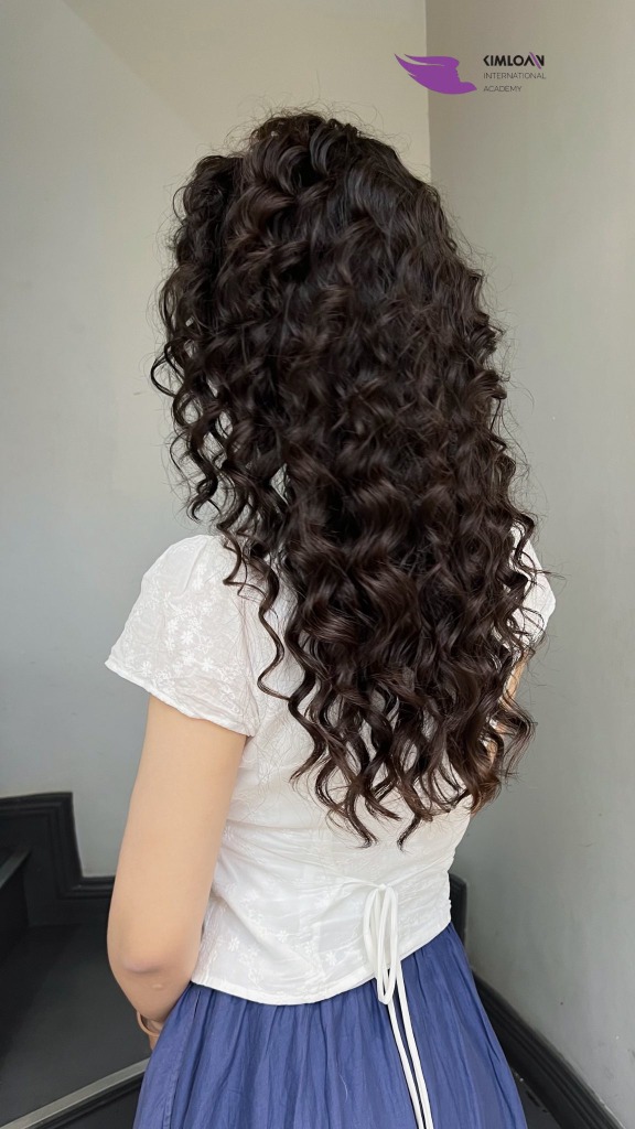 Mái tóc uốn xoăn Jelly Perm dài bồng bềnh nhìn từ phía sau tại Kim Loan Hair Salon