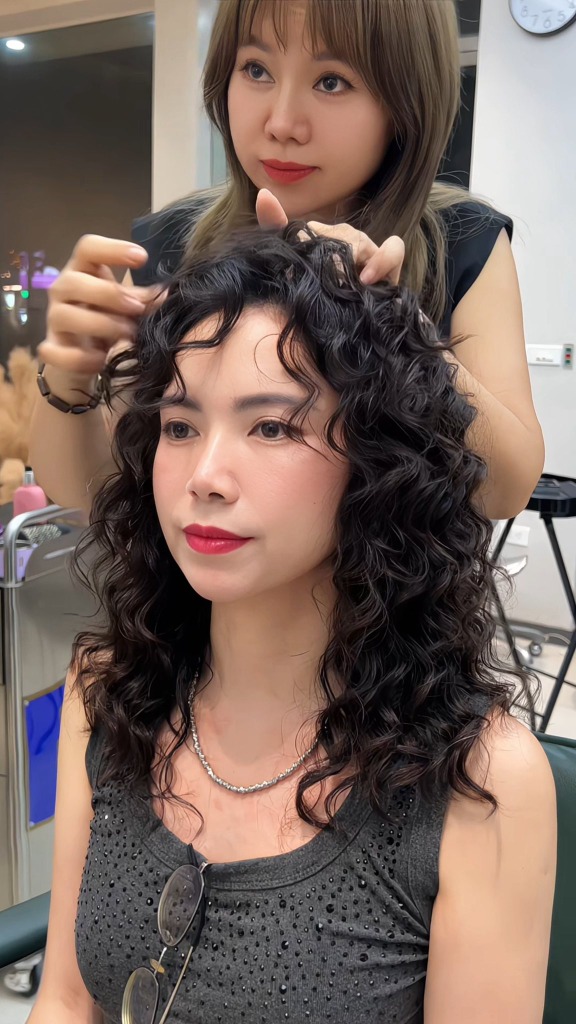 Uốn Jelly Perm “Đo Ni” Cho Mọi Lứa Tuổi: Bí Quyết Đánh Thức Vẻ Đẹp Trẻ Trung, Tươi Mới 1 Stylist tại Kim Loan Hair Salon thiết kế đo ni mái tóc uốn xoăn Jelly Perm