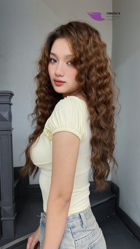 Mái tóc uốn xoăn Jelly Perm trẻ trung năng động cho cô gái Gen 2k5 tại Kim Loan Hair Salon