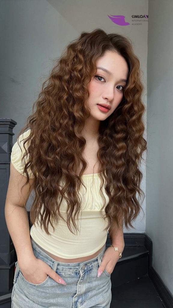 Diện mạo kiều diễm rạng rỡ của cô nàng Gen 2k5 với mái tóc xoăn Jelly phục hồi