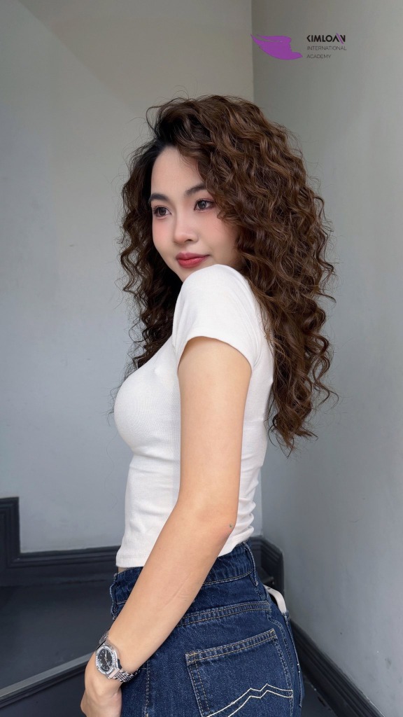 Xoăn Jelly Perm Cho Nàng Gen Z: Kiểu Tóc Uốn Bồng Bềnh Tôn Vinh Nét Cá Tính Và Trẻ Trung Vượt Trội 1 Góc nghiêng thần thái tôn lên sóng xoăn Jelly bồng bềnh bóng mượt
