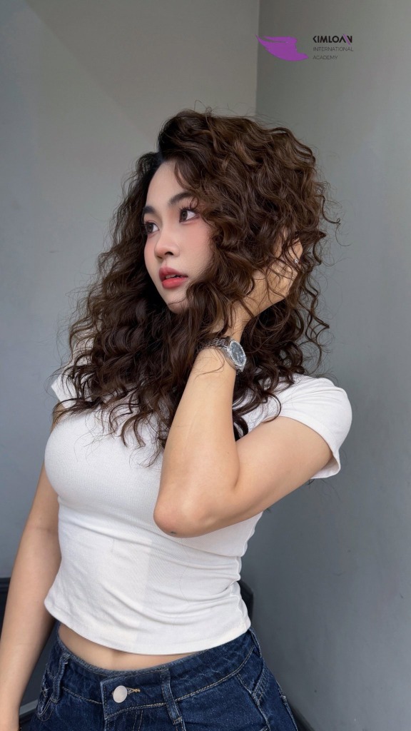 Xoăn Jelly Perm Cho Nàng Gen Z: Kiểu Tóc Uốn Bồng Bềnh Tôn Vinh Nét Cá Tính Và Trẻ Trung Vượt Trội 2 Diện mạo tươi trẻ cá tính của cô nàng Gen Z với mái tóc xoăn Jelly Perm