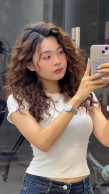 Cô nàng tự tin khoe mái tóc uốn xoăn Jelly Perm bồng bềnh phóng khoáng