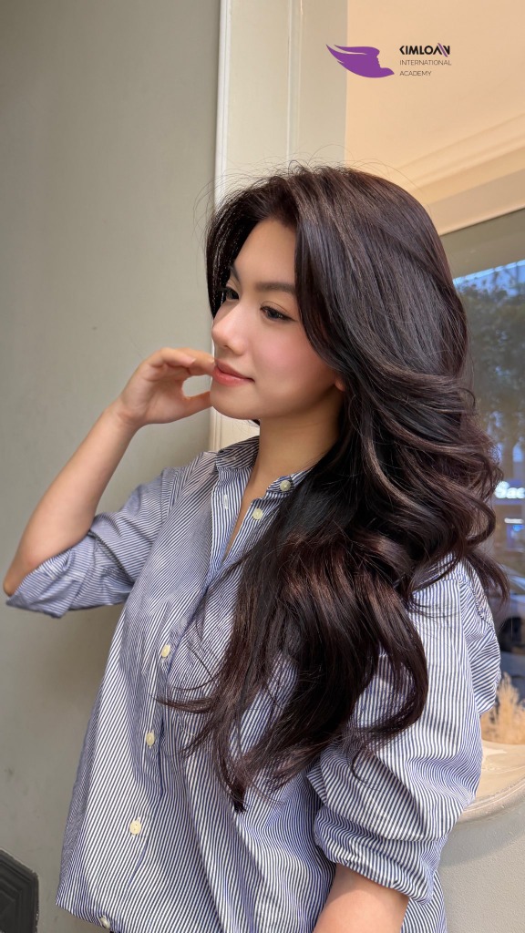 Xoăn Chuyển Động Thiết Kế Cho Nàng Gen Z: Sức Hút Tự Nhiên, Trẻ Trung Và Đầy Phong Cách 2 Góc nghiêng thần thái tôn vinh sóng tóc xoăn chuyển động bồng bềnh