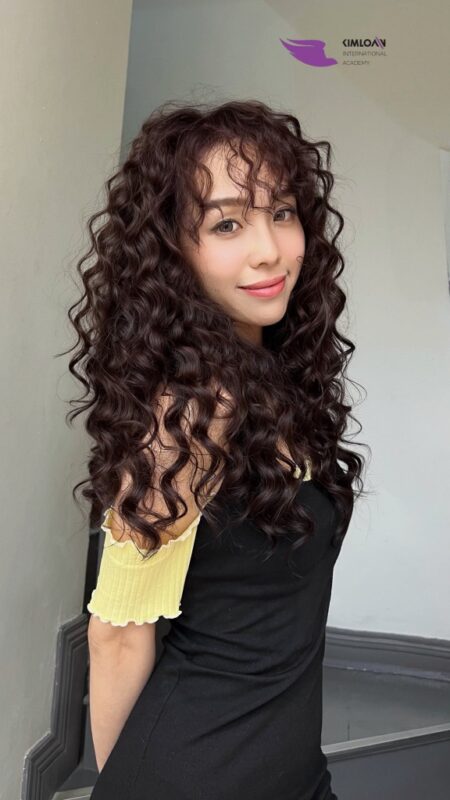 Khách hàng tự hào khoe kiểu tóc xoăn Jelly Perm bồng bềnh tự nhiên và nụ cười rạng rỡ