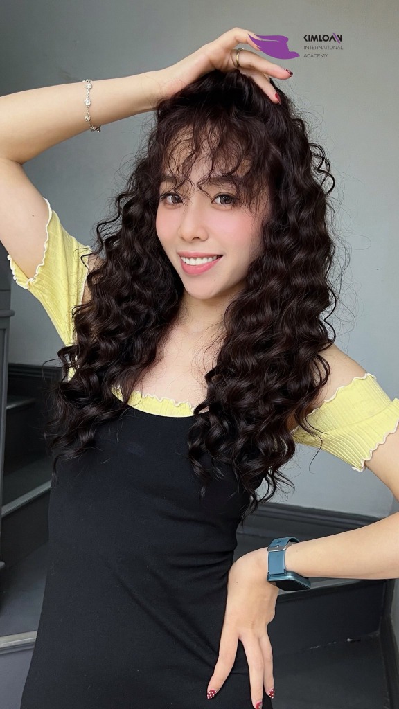 Cô gái tươi cười tạo dáng năng động với mái tóc uốn xoăn Jelly Perm dài