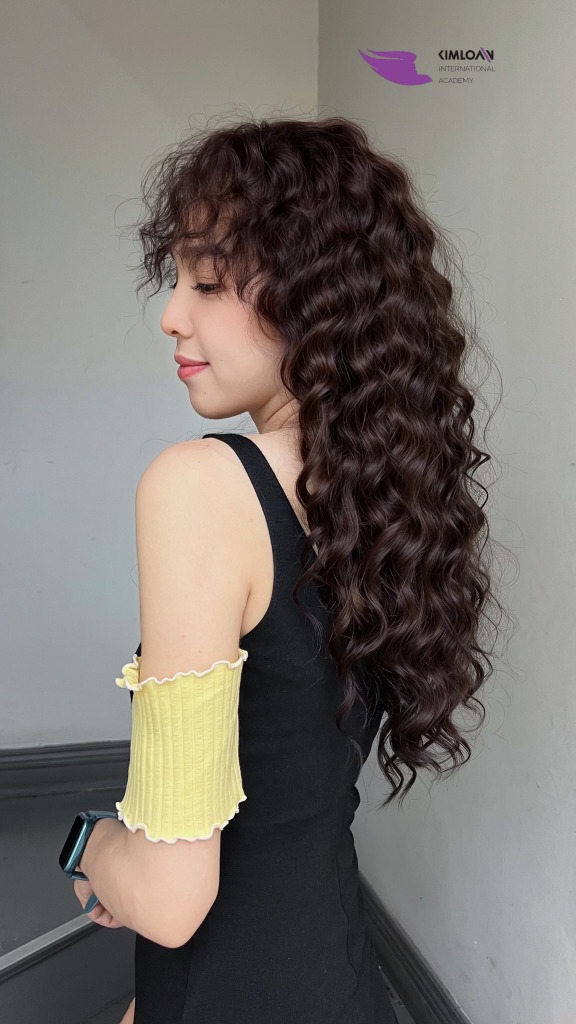Sóng tóc xoăn Jelly Perm bồng bềnh óng ả nhìn từ phía sau